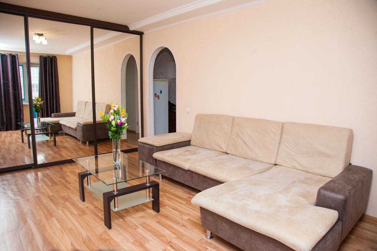 Semi Luxury Apt On Yatsenka 8 Near Intourist Hotel Zaporizhia Exterior photo