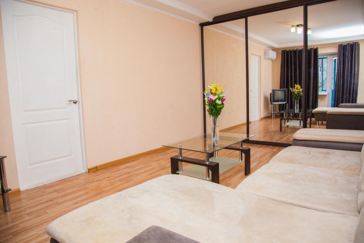 Semi Luxury Apt On Yatsenka 8 Near Intourist Hotel Zaporizhia Exterior photo