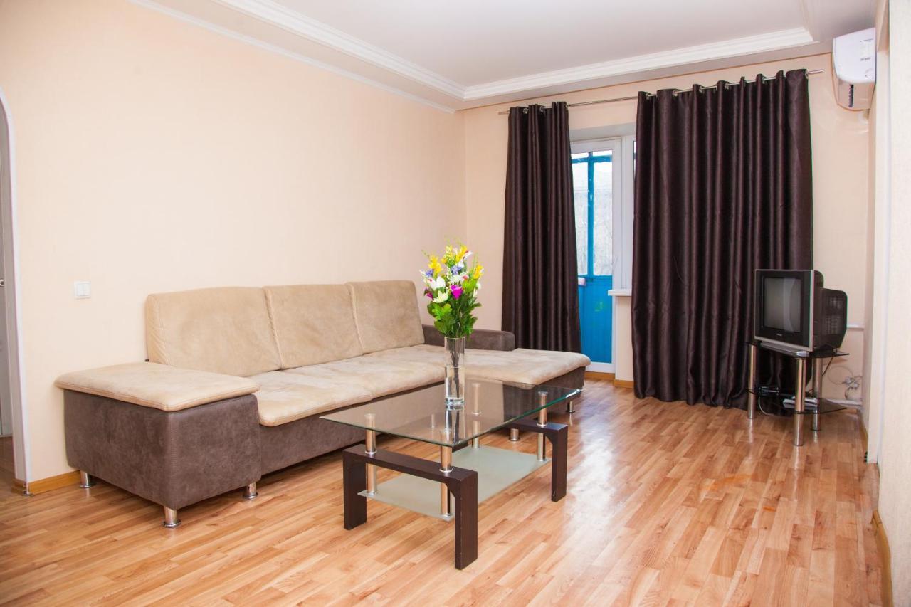 Semi Luxury Apt On Yatsenka 8 Near Intourist Hotel Zaporizhia Exterior photo
